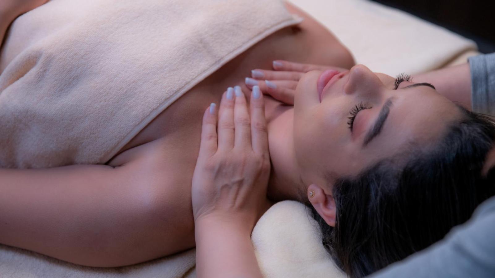 The Abdali Boulevard Hotel Amman Zewnętrze zdjęcie A woman receiving a facial massage