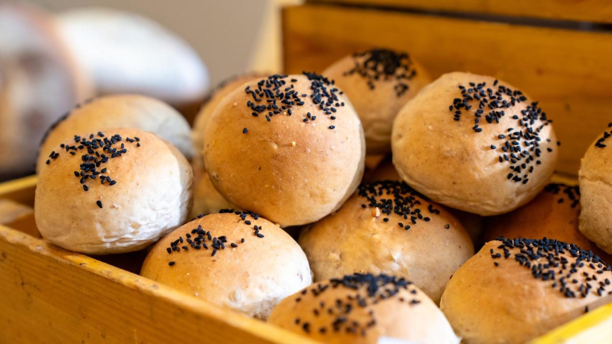 The Abdali Boulevard Hotel Amman Zewnętrze zdjęcie Buns with sesame seeds