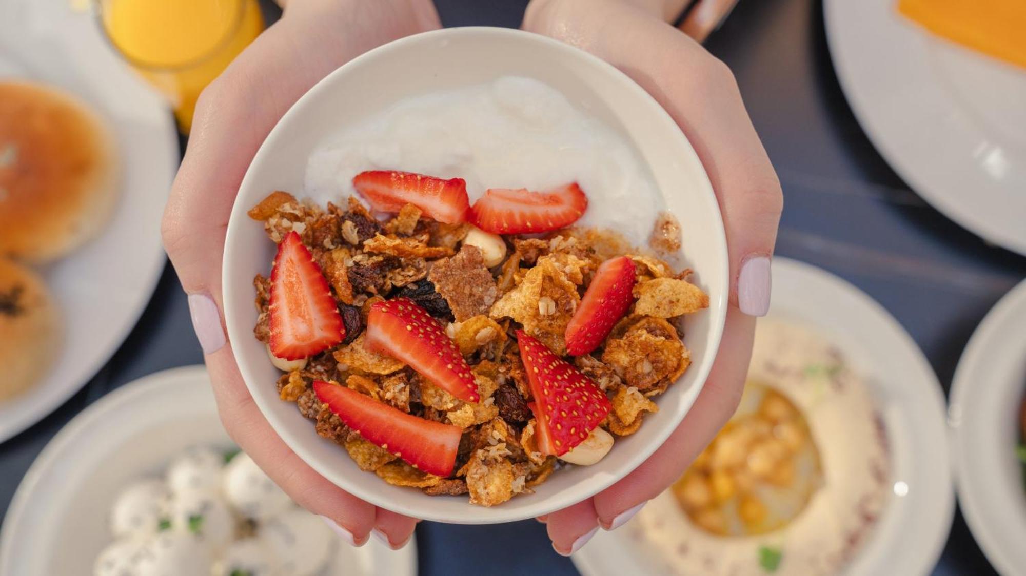 The Abdali Boulevard Hotel Amman Zewnętrze zdjęcie A bowl of granola with strawberries